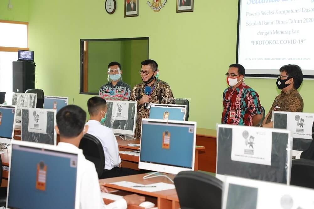 ubernur Kaltara, Dr H Irianto Lambrie saat memberikan motivasi kepada peserta SKD IPDN Tahun 2020 di Tarakan, Kamis (23/7)