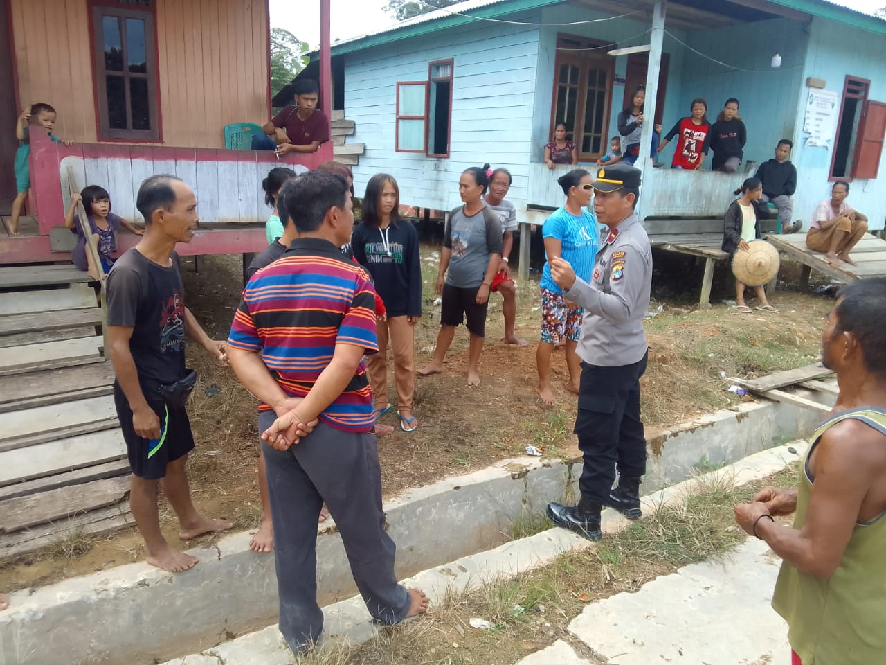 Kapolsek Malinau Selatan  IPDA Jowes Royen bersama Personil melaksanakan giat Jumat Curhat. 

