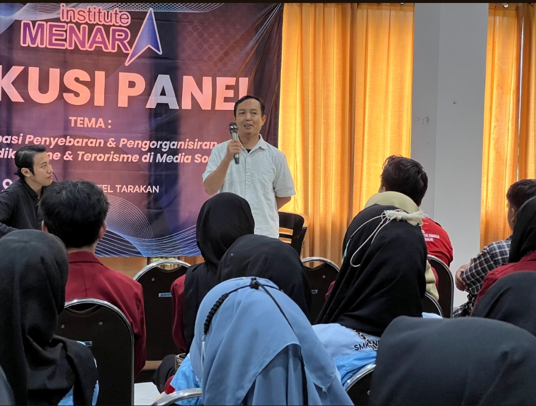 Mantan narapidana terorisme bidang IT, yang saat ini berkiprah sebagai penulis, peneliti sekaligus praktisi di bidangnya, Arif Budi Setyawan (baju putih). 