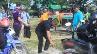 Bupati saat membersihkan sampah di area Pasar Induk, Tanjung Selor